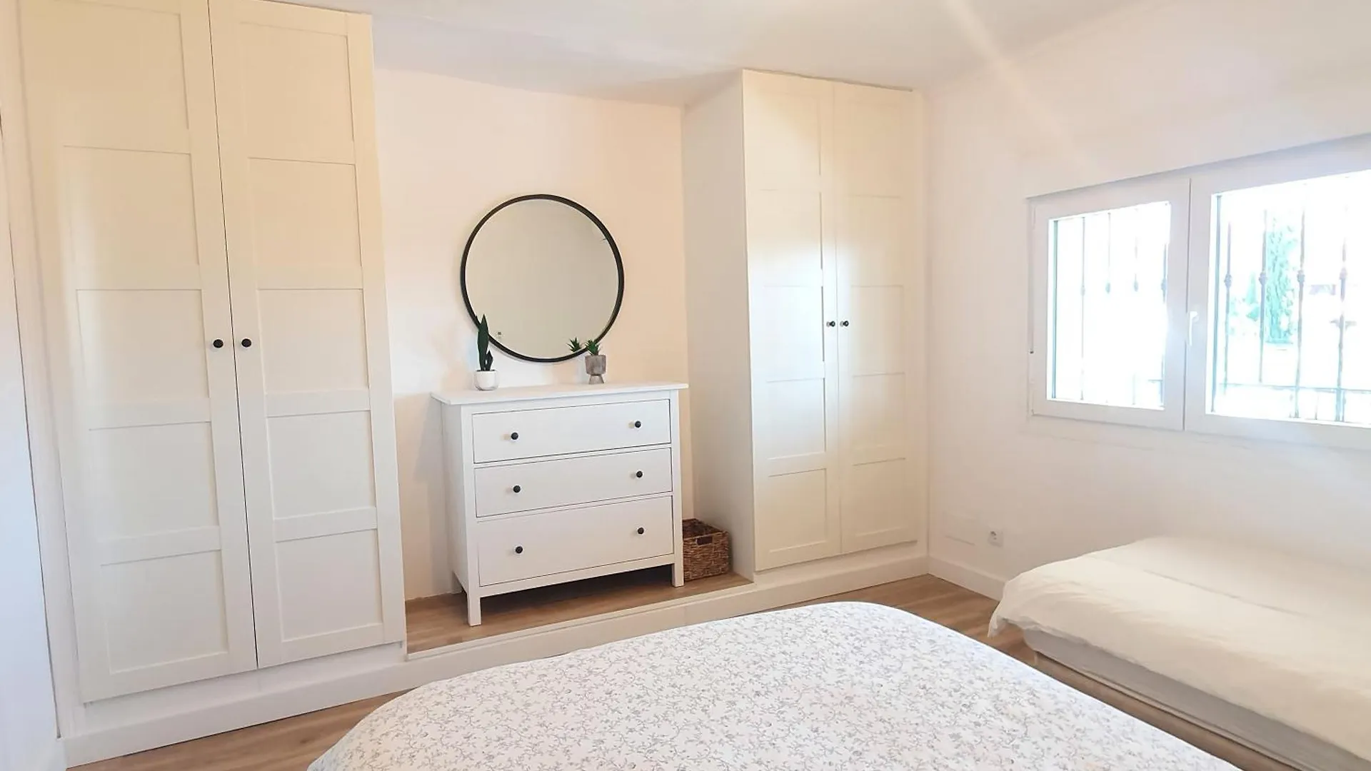 Villa Stunning 5 Bedroom Villa, Sea Views, Private Pool, Estepona, Sleeps Up To 12